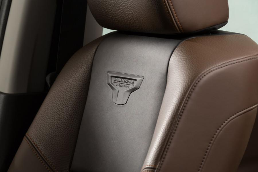 Детали интерьера Nissan Titan Crew Cab XD Platinum Reserve 2015 года  (фото 23 из 33)